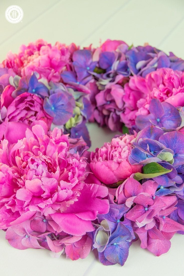 Learn how to create a beautiful peony hydrangea wreath in our easy to follow DIY! #howto #flowerarragning | countryhillcottage.com