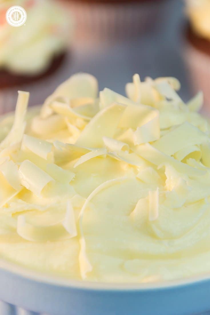 Our easy no-fail cream cheese icing with only ingredients is perfect for red velvet cupcakes! #creamcheese #icing |countryhillcottage.com