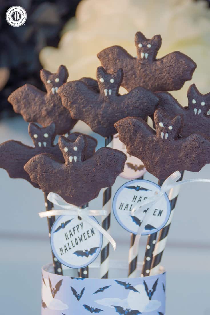 Make bad bat biscuits and cookie pops decorated with out free printable gift tags! #Halloween #cookies | countryhillcottage.com