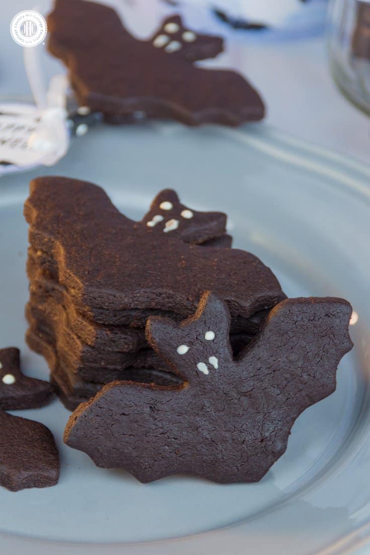 Make bad bat biscuits and cookie pops decorated with out free printable gift tags! #Halloween #cookies | countryhillcottage.com