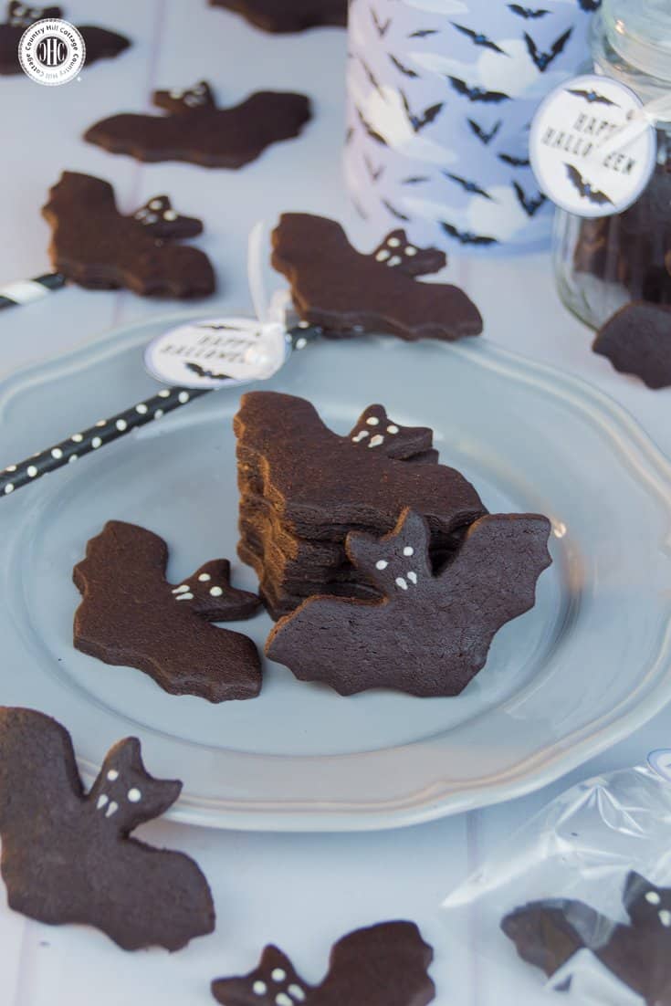 Make bad bat biscuits and cookie pops decorated with out free printable gift tags! #Halloween #cookies | countryhillcottage.com