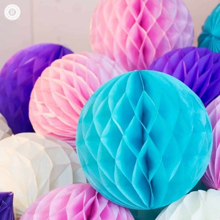 Learn how to make DIY honeycomb pom poms and download our free printable template to make crafting even easier! #tissuepaper #pompoms|countryhillcottage.com