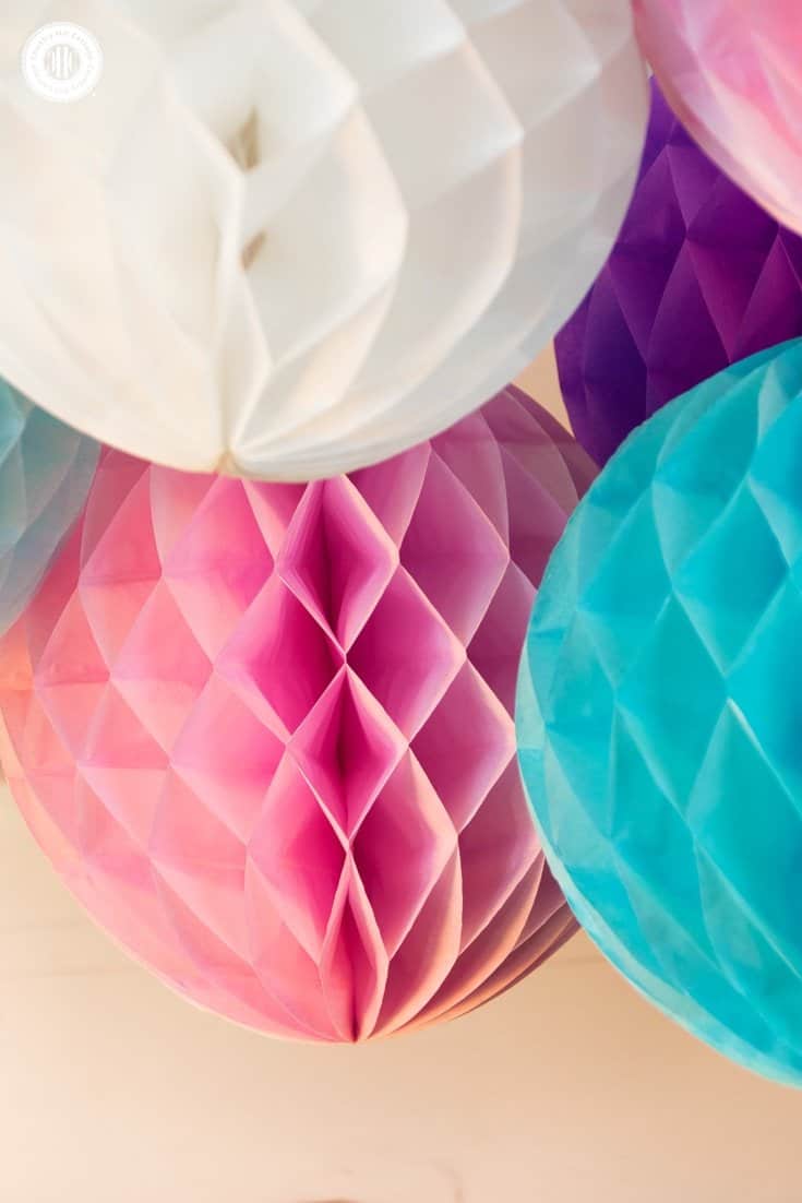 Learn how to make DIY honeycomb pom poms and download our free printable template to make crafting even easier! #tissuepaper #pompoms|countryhillcottage.com
