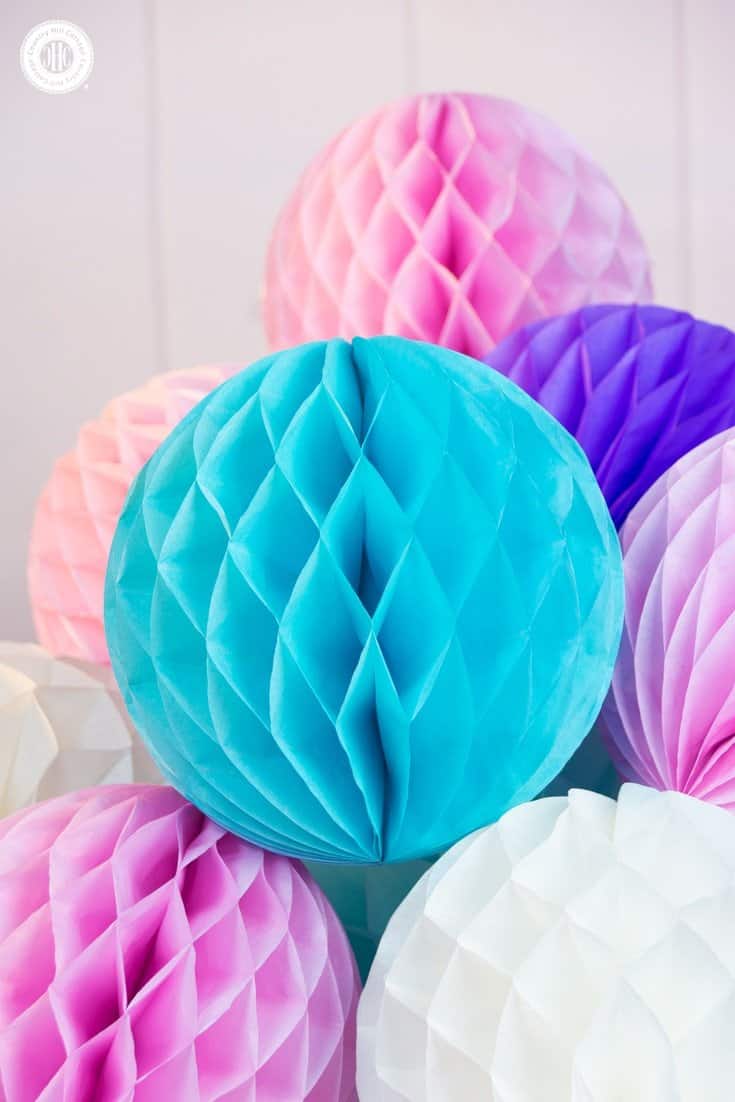 Learn how to make DIY honeycomb pom poms and download our free printable template to make crafting even easier! #tissuepaper #pompoms|countryhillcottage.com