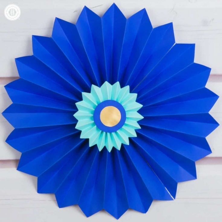 Learn to craft beautiful paper rosettes in our quick and easy paper craft DIY tutorial! They are stunning for parties and weddings, or as wall ornaments. #DIY #papercrafts | countryhillcottage.com