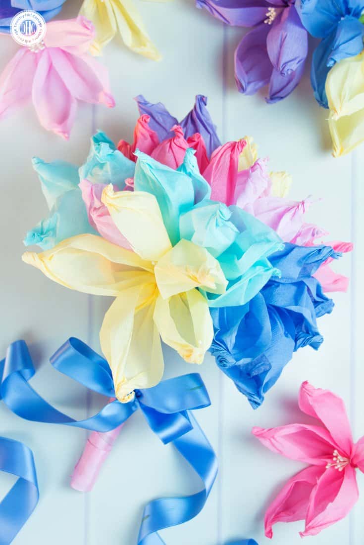 Learn to make the easiest crepe paper flowers ever using only a gold ball, and arrange them into beautiful centre pieces and paper flower bouquets! #crepepaper #paperflowers #papercrafts | countryhillcottage.com