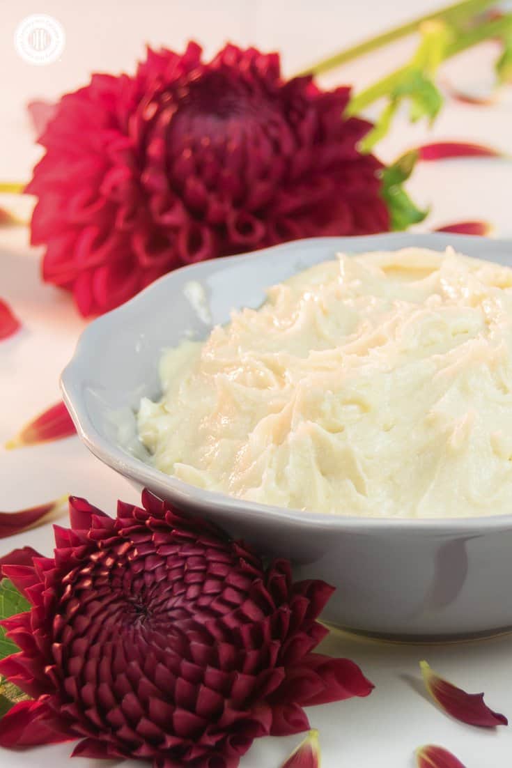 Our extra rich body butter is perfect to remedy dry skin in autumn and winter. The base for this beauty DIY is made with cacao butter and shea butter that help to keep the skin moisturised and protect from drying out. Apricot kernel oil and jojoba oil further boost the nourishing effect. #skincare #bodybutter #beautydiy | countryhillcottage.com