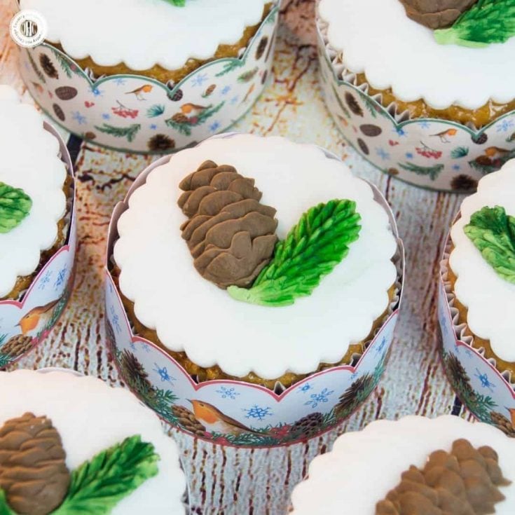 Indulge in Christmas flavours with our delicious honey almond cupcakes! The cupcakes are made with honey-roasted almonds, a generous pinch of cinnamon, and cream cheese to keep them moist. We decorate the cupcakes with edible pine cones and spruce branches. #Christmas #cupcakes #recipe | countryhillcottage.com