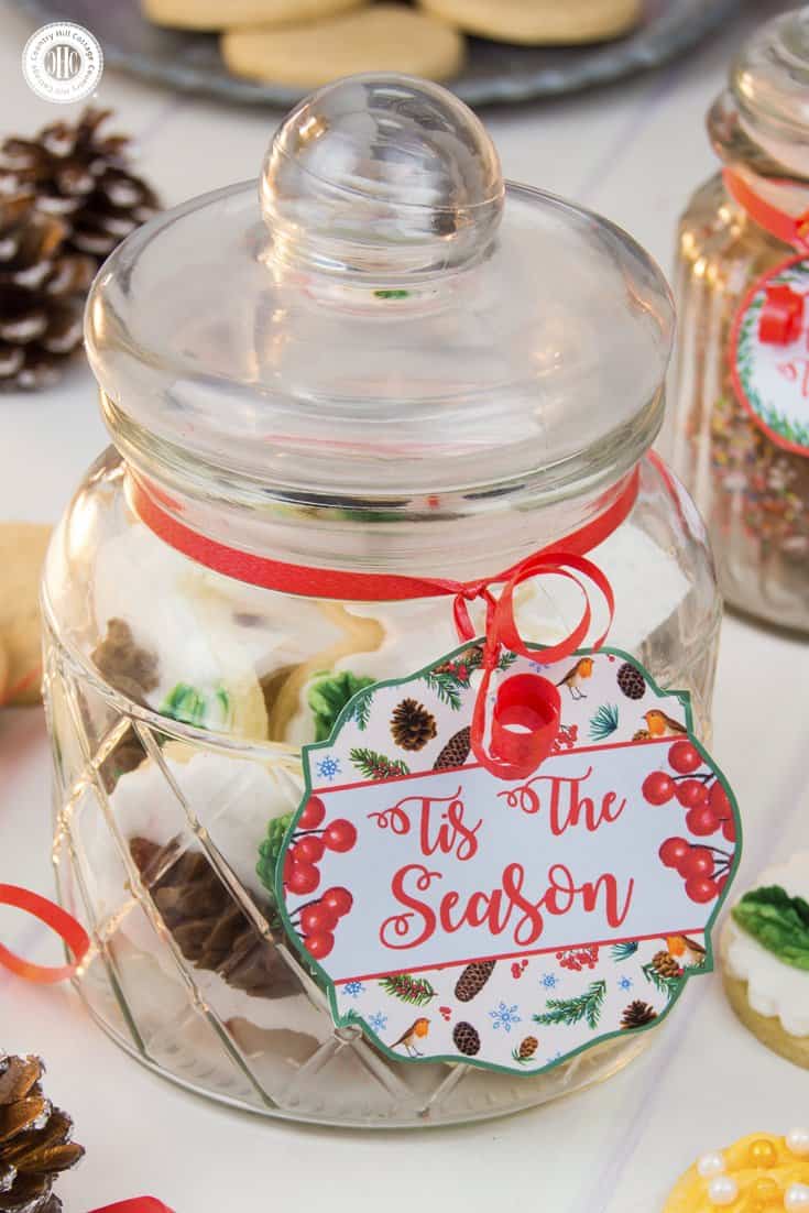 Apothecary jars have a homey, vintage feel and are a great way to package biscuits up cute. The recipient can later reuse the jar to store other things. Your friends and neighbours will love this! Get this and 10 more cookie packaging ideas! #Christmas #foodgifts #cookiepackaging #freebie | countryhillcottage.com