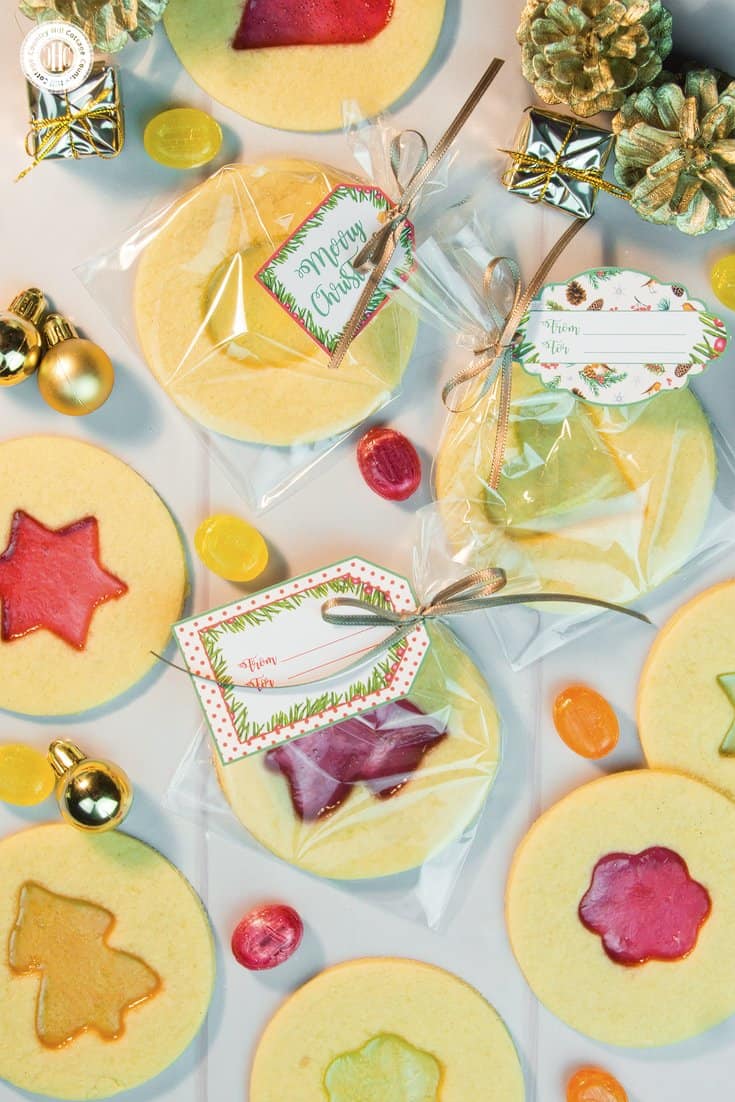 Cellophane treat bags are perfect to show off large and decorated cookies. Slide a biscuit inside and tie with a bow. Get this and 10 more cookie packaging ideas! #Christmas #foodgifts #cookiepackaging #freebie | countryhillcottage.com