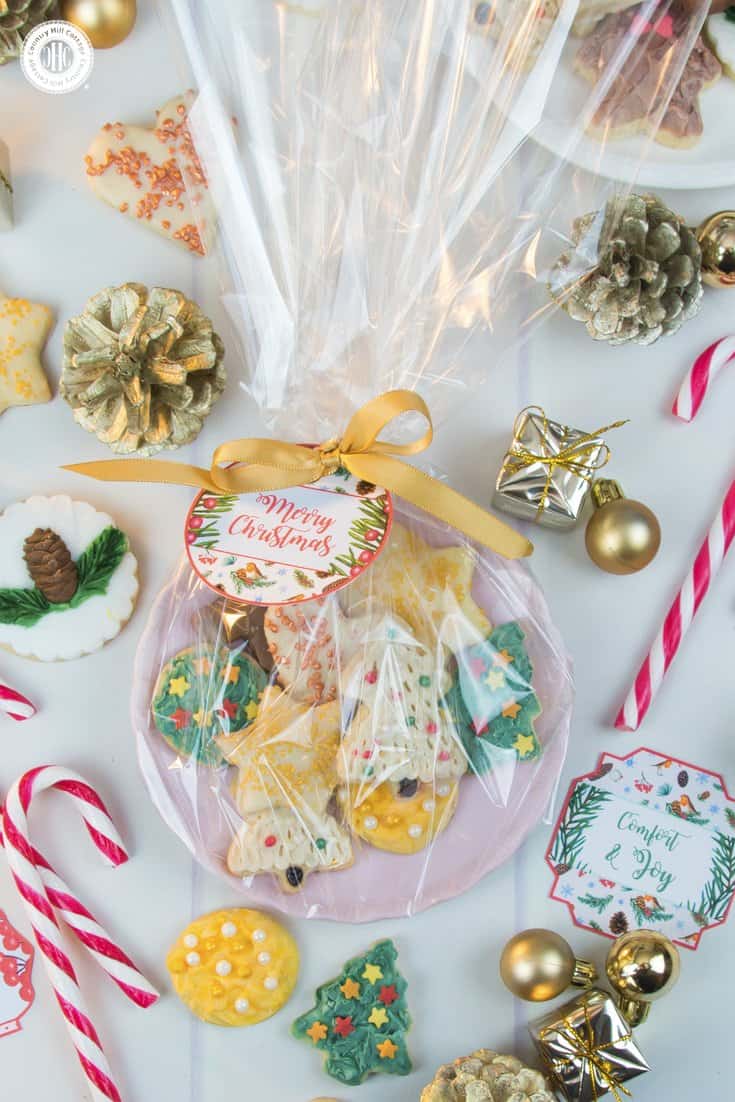 Who doesn’t love a plate full of treats? Put cookies on a plate and package with cellophane and ribbon. And it doesn’t even have to porcelain, paper or plastic plates will do just as fine. Place the biscuits on a paper napkin to make it look even prettier. Get this and 10 more cookie packaging ideas! #Christmas #foodgifts #cookiepackaging #freebie | countryhillcottage.com