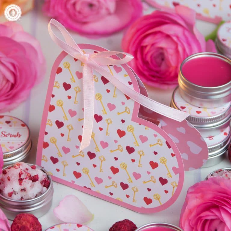 Our printable heart favour boxes make a pretty wedding or party favours and are the perfect little gift to surprise someone special on Valentine’s Day. Download pretty printables to package and gift treats in style! #ValentinesDay #printable #freebie | countryhillcottage.com