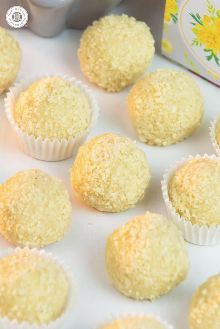 These homemade vanilla chocolate truffles are packed with flavour and look pretty as DIY food gift! Get the recipe for these sweets and 3 more quick and easy chocolate truffle recipes at our blog. #truffle #chocolate #foodgift | countryhillcottage.com These homemade vanilla chocolate truffles are packed with flavour and look pretty as DIY food gift! Get the recipe for these sweets and 3 more quick and easy chocolate truffle recipes at our blog. #truffle #chocolate #foodgift | countryhillcottage.com