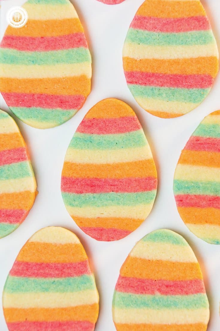How adorable are these bunny biscuits? We used vanilla, mocha and chocolate dough for the bunny biscuits to reflect different shades of bunny fur. The details are also made with cookie dough. We tinted a small amount of vanilla cookie dough pink to create the bunny noses. #Easter #spring #biscuits #cookies #bunnybiscuits #Easternest #Eastercookies #recipe #foodgift #giftgiving | countryhillcottage.com