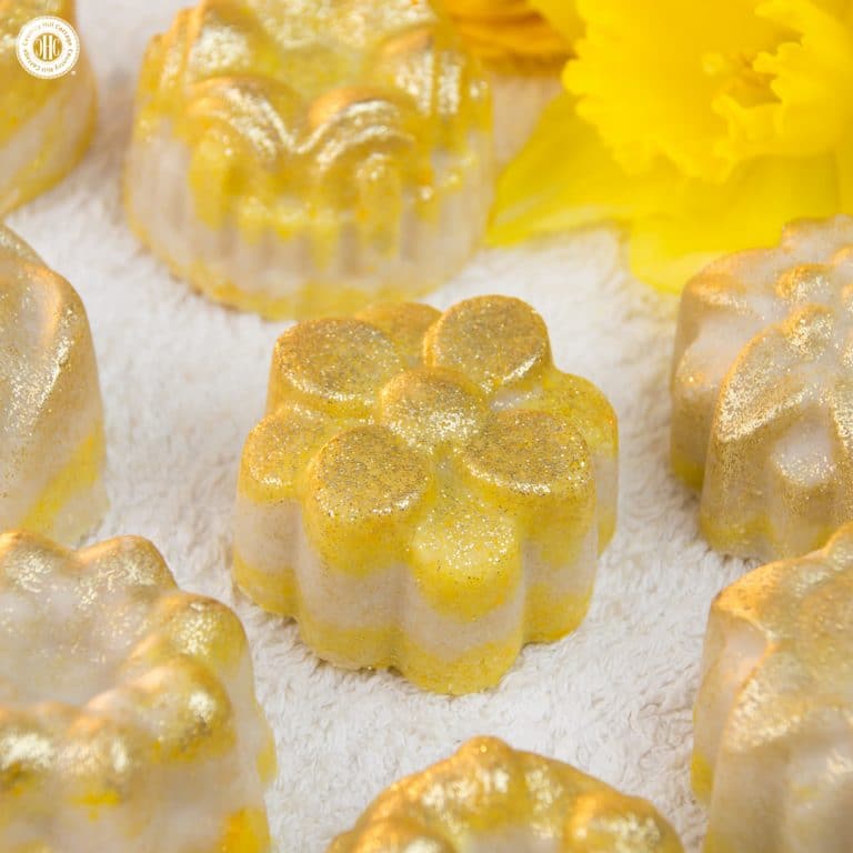 Say thank you to guests of your wedding or party with beautiful and fragrant little bath bomb favours! These fizzy little darlings are made with coconut oil and apricot kernel oil, which both have excellent skin nourishing qualities. The recipe can easily be customised with different colours and scents. We also sprinkled the mould with gold glitter to make the bath bombs extra sparkly and festive. Use our free printable gift tags to make package these favours and gift them at your event. #skincare #bathbomb #favorideas #printables #diygift | countryhillcottage.com