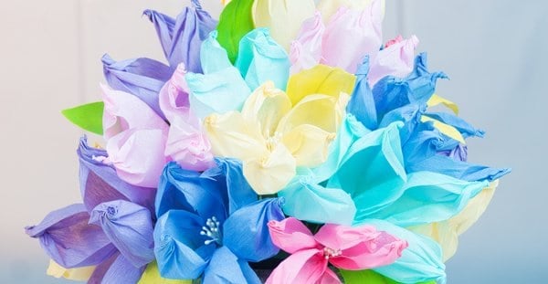 Learn to make the easiest crepe paper flowers ever using only a gold ball, and arrange them into beautiful centre pieces and paper flower bouquets! #crepepaper #paperflowers #papercrafts | countryhillcottage.com Learn to make the easiest crepe paper flowers ever using only a gold ball, and arrange them into beautiful centre pieces and paper flower bouquets! #crepepaper #paperflowers #papercrafts | countryhillcottage.com