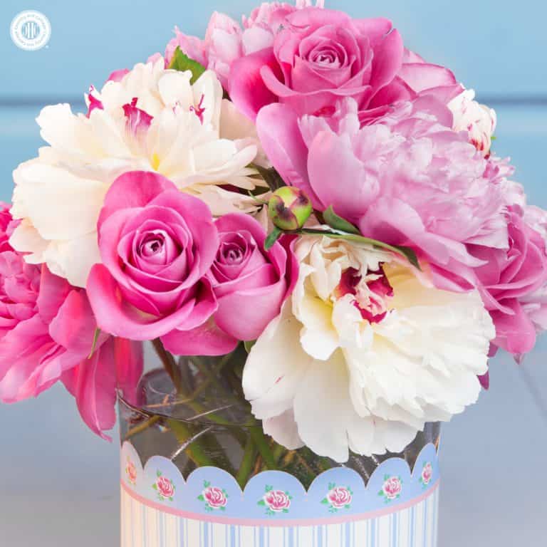 This pretty peony rose arrangement is made with lush white and pink peonies mixed beautiful roses. The centerpiece looks amazing on a dinner table, as part of a dessert bar or as a centrepiece for weddings. We covered the vase with a free printable vase wrapper and also included a cute printable card and mini-envelope to give the arrangement as a homemade Mother’s Day gift or DIY birthday present. #flowerarranging #peony #rose #pink #mothersday #giftgiving | countryhillcottage.com