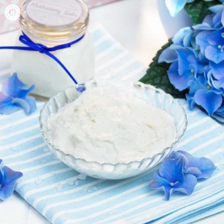 Replenish your skin with a homemade moisturising balm! This light moisturiser with all-natural ingredients retains moisture in the skin without being heavy on the skin. Shea butter nourishes the skin and helps to reduce inflammation. Hemp seed oil hydrates without clogging the pores. Get the recipe and cute printable labels on our blog! #moisturizer #balm #skincare #beautyrecipe #diybeauty #clearskin | countryhillcottage.com