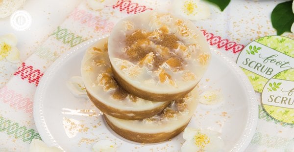 Say bye to rough, cracked feet with an all-natural foot scrub bar! This foot peeling is a real two-in-one treatment to care for dry, callous skin. The solid components of the bar exfoliate the feet and remove dead skins cells, while the oils and butter hydrate and replenish the natural lipids of your skin. This peeling bar is made with loofah sponge, cane sugar, cocoa butter, and bee or candelilla wax. #footpeeling #footscrub #scrubbar #essentialoils #beautyrecipe | countryhillcottage.com Say bye to rough, cracked feet with an all-natural foot scrub bar! This foot peeling is a real two-in-one treatment to care for dry, callous skin. The solid components of the bar exfoliate the feet and remove dead skins cells, while the oils and butter hydrate and replenish the natural lipids of your skin. This peeling bar is made with loofah sponge, cane sugar, cocoa butter, and bee or candelilla wax. #footpeeling #footscrub #scrubbar #essentialoils #beautyrecipe | countryhillcottage.com