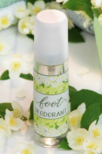 Neutralise bad smelly feet with a DIY foot deodorant with essential oils. This natural foot deodorant without aluminium is crazy easy to make. Sage and lemongrass essential oils give the deodorant a herbaceous and refreshing scent, making it perfect for ladies and gents alike. You can also spray the deodorant into shoes and sandals to disinfect and freshen up your footwear. #deodorant #skincare #essentialoils #beautyrecipe | countryhillcottage.com