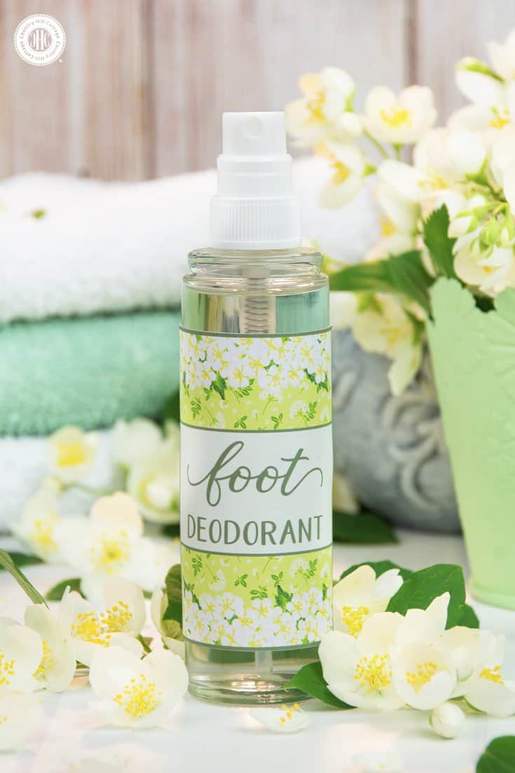 Neutralise bad smelly feet with a DIY foot deodorant with essential oils. This natural foot deodorant without aluminium is crazy easy to make. Sage and lemongrass essential oils give the deodorant a herbaceous and refreshing scent, making it perfect for ladies and gents alike. You can also spray the deodorant into shoes and sandals to disinfect and freshen up your footwear. #deodorant #skincare #essentialoils #beautyrecipe | countryhillcottage.com