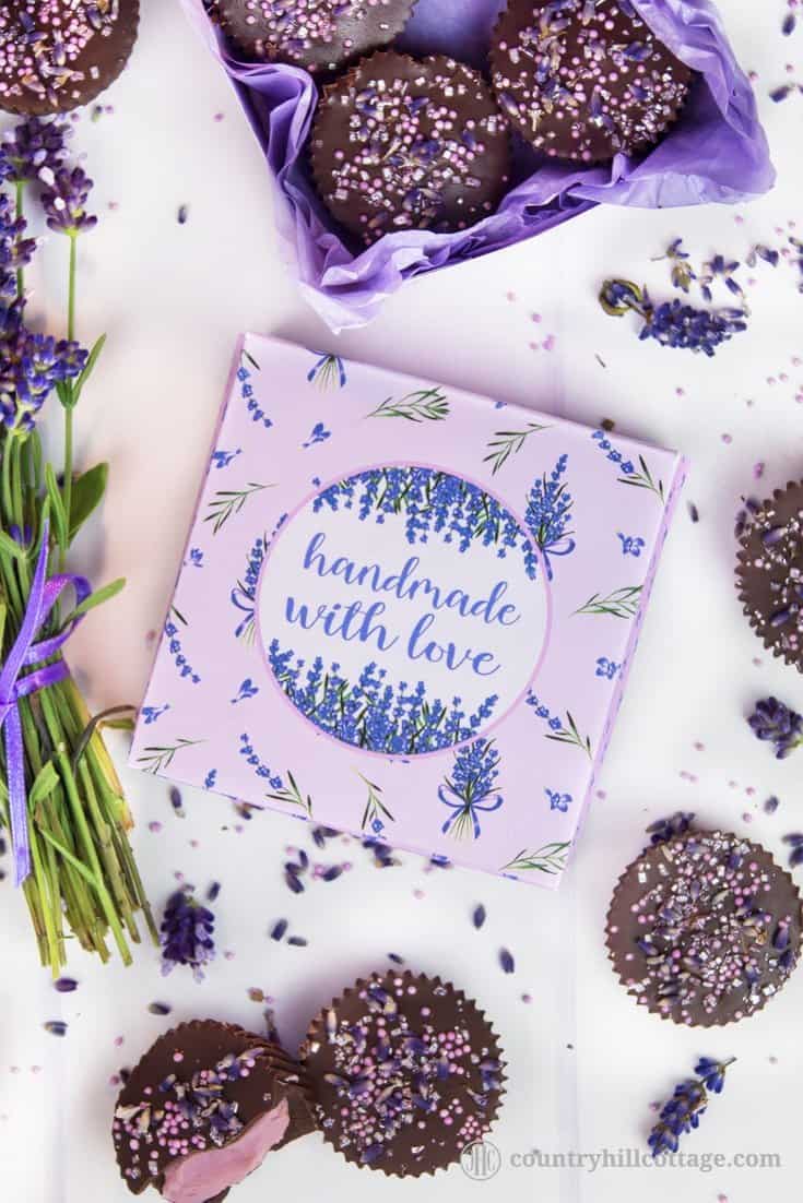 Download a free printable lavender gift box perfect to gift treats and small presents. The box features a lovely lavender design and a “Handmade with Love” label. The box can be filled with macarons, biscuits, truffles, jewellery, DIY beauty products, and other small gifts. Included is also a decorative pattern to print the inside. Tab the image to get the free printable and the step-by-step instructions. #printable #freeprintable #giftwrapping #giftbox #freebie| countryhillcottage.com Download a free printable lavender gift box perfect to gift treats and small presents. The box features a lovely lavender design and a “Handmade with Love” label. The box can be filled with macarons, biscuits, truffles, jewellery, DIY beauty products, and other small gifts. Included is also a decorative pattern to print the inside. Tab the image to get the free printable and the step-by-step instructions. #printable #freeprintable #giftwrapping #giftbox #freebie| countryhillcottage.com