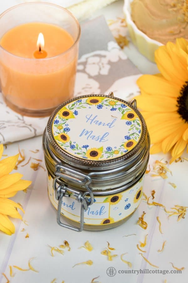 Care for your hands with a nourishing DIY hand mask! Our homemade clay mask clarifies and moisturises dry, sensitive skin. You only need 3 ingredients: French yellow clay, avocado and calendula oil, and optionally essential oils. This oil-based clay mask doesn’t dry out the hands but moisturises and heals while cleaning the skin. The beauty DIY includes the printable recipe and printable labels for storing and gifting. #claymask #handmask #essentialoils #skincare | countryhillcottage.com