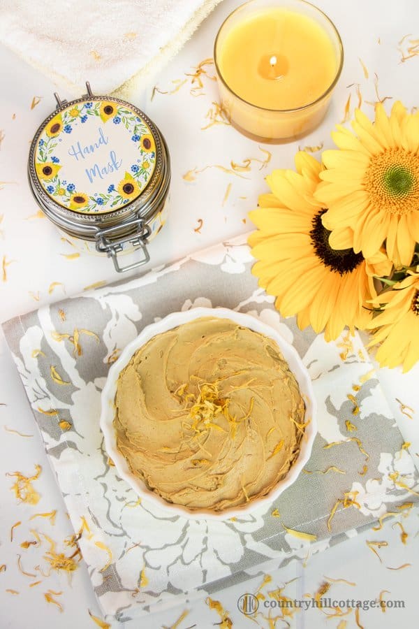 Care for your hands with a nourishing DIY hand mask! Our homemade clay mask clarifies and moisturises dry, sensitive skin. You only need 3 ingredients: French yellow clay, avocado and calendula oil, and optionally essential oils. This oil-based clay mask doesn’t dry out the hands but moisturises and heals while cleaning the skin. The beauty DIY includes the printable recipe and printable labels for storing and gifting. #claymask #handmask #essentialoils #skincare | countryhillcottage.com