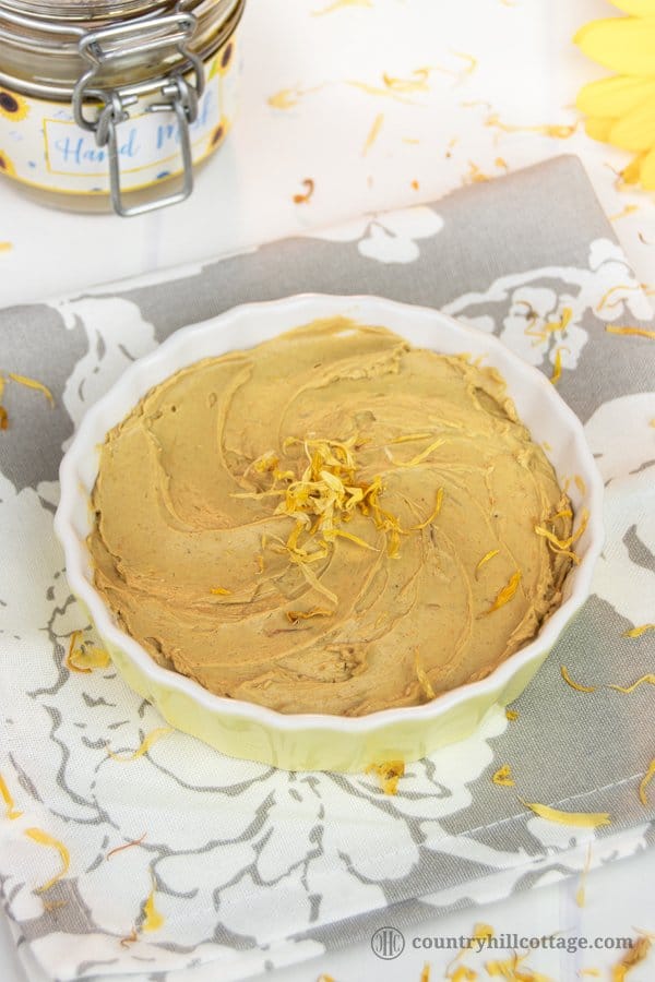 Care for your hands with a nourishing DIY hand mask! Our homemade clay mask clarifies and moisturises dry, sensitive skin. You only need 3 ingredients: French yellow clay, avocado and calendula oil, and optionally essential oils. This oil-based clay mask doesn’t dry out the hands but moisturises and heals while cleaning the skin. The beauty DIY includes the printable recipe and printable labels for storing and gifting. #claymask #handmask #essentialoils #skincare | countryhillcottage.com