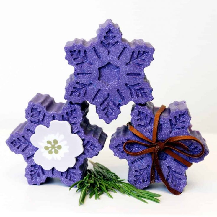 This homemade cold process soap recipe is perfect for cold weather. Formulated with natural ingredients and a blend of minty essential oils, this soap recipe not only nourishes dry skin, but is also perfect for seasonal handmade holiday gifts. A blend of natural, seasonally inspired wintergreen and peppermint essential oils help to invigorate the senses for the perfect morning pick me up. #soap #coldprocesssoap #skincare #essentialoils | countryhillcottage.com