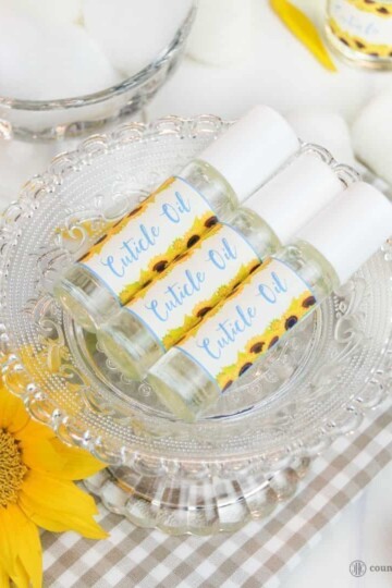 Strengthen and moisturise your nails and cuticles with a nourishing DIY cuticle oil with essential oils. This natural nail care recipe is an excellent homemade remedy to soften dry skin and cuticles, to care for cracked, brittle nails and to promote healthy nail growth. Only 5 minutes need to make this easy homemade nail serum, can be used daily. Instructions explain how to use the oil & include printable labels. #nailcare #nails #cleanbeauty #essentialoils #cuticlebalm | countryhillcottage.com