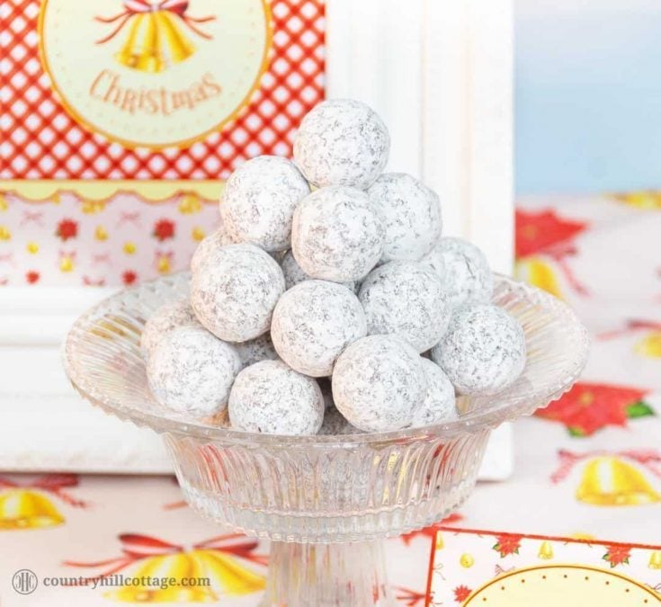 Our easy holiday truffle recipe is an absolute must-try and will be much loved by any foodie and chocolate connoisseur. These quick cinnamon rum truffles are an excellent homemade food gift and stocking filler. You only need milk and semi-sweet chocolate, cream, butter, rum and ground cinnamon to whip up this easy Christmas treat recipe. The recipe includes printable instructions and we also share a few flavour variations. #chocolate #truffles #foodgift #holidayrecipe | countryhillcottage.com