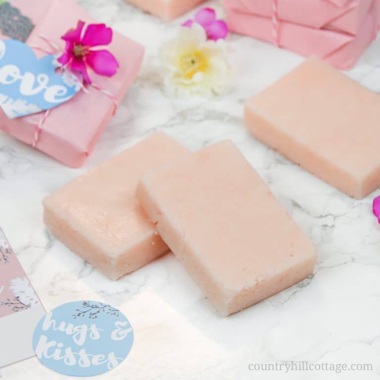 DIY sugar soap scrub bars are made with sugar, soap, a vegetable butter, and essential oils. Use this lovely homemade scrub bar on the entire body, and get a three-in-one spa treatment: the sugar gently exfoliates, while the soap cleanses and the butter moisturises leaving you with glowing and refreshed skin. The peeling bars are made with natural, non-toxic ingredients that replenish and nurture dry, dull skin. #sugarscrub #peeling #essentialoils #skincare #nontoxic | countryhillcottage.com