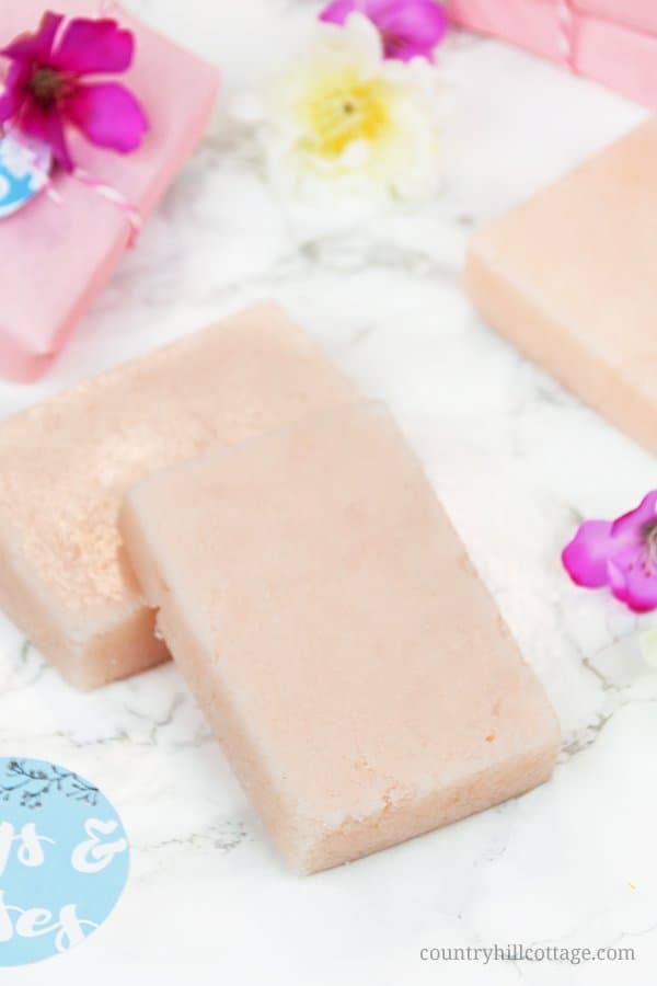 DIY sugar soap scrub bars are made with sugar, soap, a vegetable butter, and essential oils. Use this lovely homemade scrub bar on the entire body, and get a three-in-one spa treatment: the sugar gently exfoliates, while the soap cleanses and the butter moisturises leaving you with glowing and refreshed skin. The peeling bars are made with natural, non-toxic ingredients that replenish and nurture dry, dull skin. #sugarscrub #peeling #essentialoils #skincare #nontoxic | countryhillcottage.com