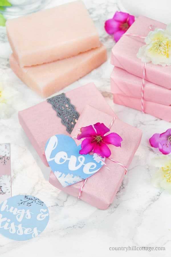DIY sugar soap scrub bars are made with sugar, soap, a vegetable butter, and essential oils. Use this lovely homemade scrub bar on the entire body, and get a three-in-one spa treatment: the sugar gently exfoliates, while the soap cleanses and the butter moisturises leaving you with glowing and refreshed skin. The peeling bars are made with natural, non-toxic ingredients that replenish and nurture dry, dull skin. #sugarscrub #peeling #essentialoils #skincare #nontoxic | countryhillcottage.com