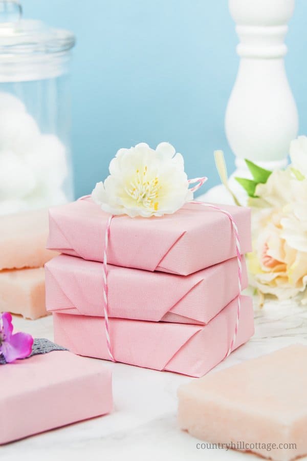 DIY sugar soap scrub bars are made with sugar, soap, a vegetable butter, and essential oils. Use this lovely homemade scrub bar on the entire body, and get a three-in-one spa treatment: the sugar gently exfoliates, while the soap cleanses and the butter moisturises leaving you with glowing and refreshed skin. The peeling bars are made with natural, non-toxic ingredients that replenish and nurture dry, dull skin. #sugarscrub #peeling #essentialoils #skincare #nontoxic | countryhillcottage.com