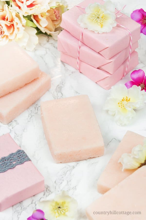 DIY sugar soap scrub bars are made with sugar, soap, a vegetable butter, and essential oils. Use this lovely homemade scrub bar on the entire body, and get a three-in-one spa treatment: the sugar gently exfoliates, while the soap cleanses and the butter moisturises leaving you with glowing and refreshed skin. The peeling bars are made with natural, non-toxic ingredients that replenish and nurture dry, dull skin. #sugarscrub #peeling #essentialoils #skincare #nontoxic | countryhillcottage.com
