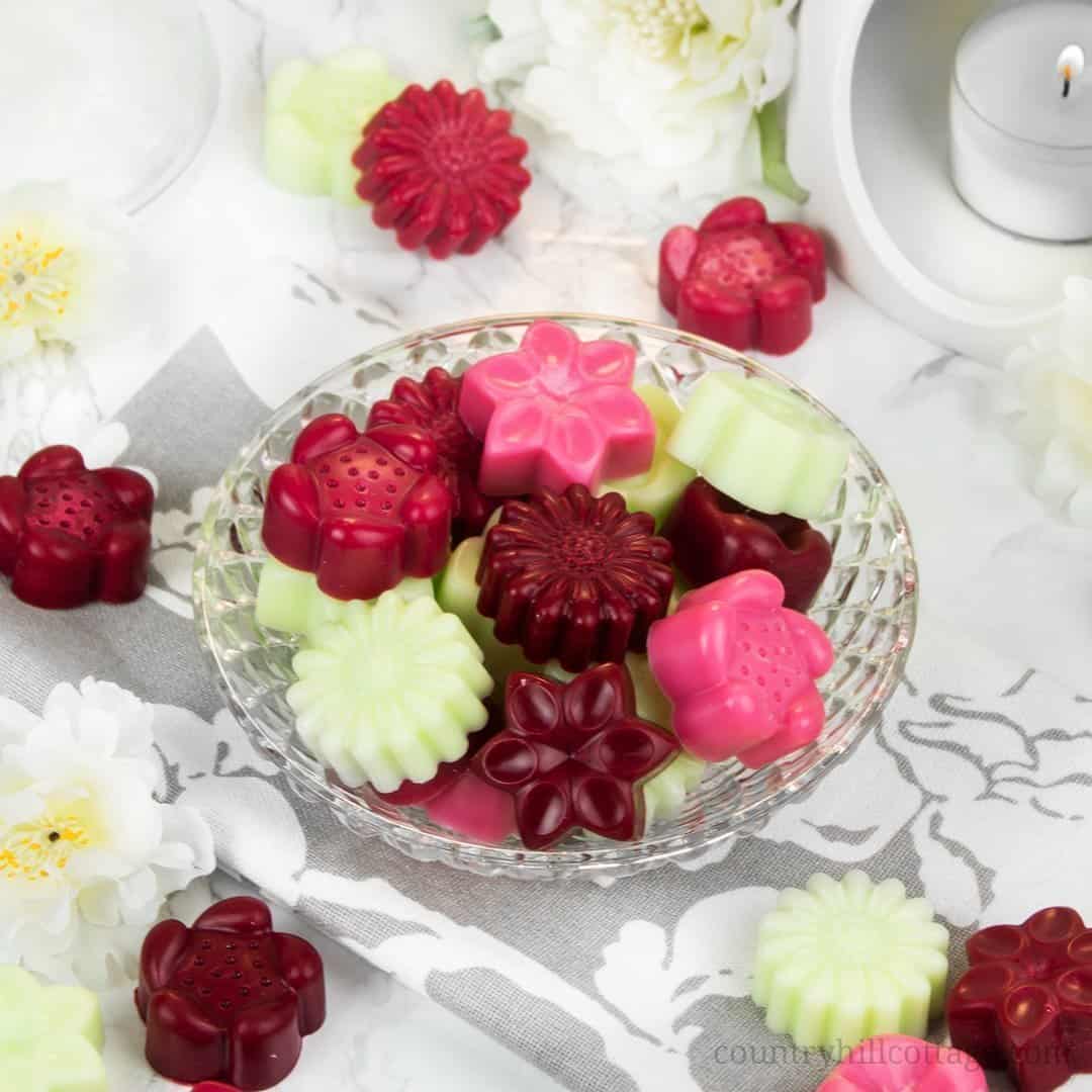 Make DIY wax melts with essential oils and soy wax fill any room in your home with fragrance. Natural, non-toxic materials are perfect for refreshing a room. These homemade wax tarts are lovely home accents & great to freshen up any space of your house. Create any scent, shape or size you want to match your preference or occasion. We also share different essential oil blends & tips for the best scent throw. #waxmelts #waxtarts #diywaxmelts #essentialoils #homefragrance | countryhillcottage.com