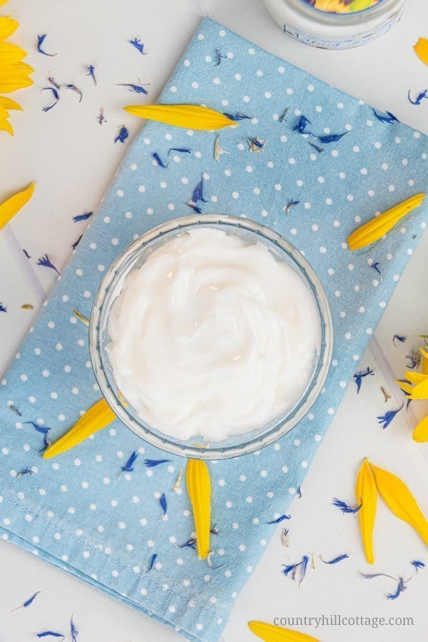 Formulated with natural ingredients and essential oils, this easy homemade hand cream moisturises and revitalizes tough, dried out hands. The non greasy DIY hand lotion absorbs quickly and locks moisture in the skin, making your hands feel silky smooth and healthy. Learn how to make this lotion recipe perfect for dry skin and anti aging. This beauty products also make a cute gift and comes with a packaging idea. #handcream #lotion #moisturizer #essentialoils #skincare | countryhillcottage.com