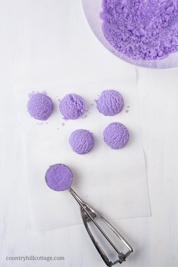 Learn how to make DIY lavender bubble bath bars scoops for a spa experience! Made with essential oils, citric acid, baking soda, moisturising cocoa butter, coconut oil and an ice cream scoop, these DIY bath truffles soften the skin, relaxes your senses and create long-lasting bubbles. This solid bubble bar recipe is easier to make than bath bombs and a great homemade gifts idea. Tutorial with step-by-step instructions. #bathtruffle #bathbomb #bubblebar #essentialoils | countryhillcottage.com