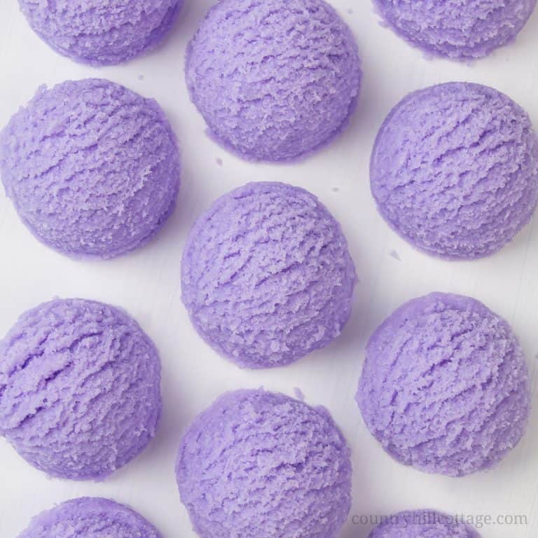 Learn how to make DIY lavender bubble bath bars scoops for a spa experience! Made with essential oils, citric acid, baking soda, moisturising cocoa butter, coconut oil and an ice cream scoop, these DIY bath truffles soften the skin, relaxes your senses and create long-lasting bubbles. This solid bubble bar recipe is easier to make than bath bombs and a great homemade gifts idea. Tutorial with step-by-step instructions. #bathtruffle #bathbomb #bubblebar #essentialoils | countryhillcottage.com