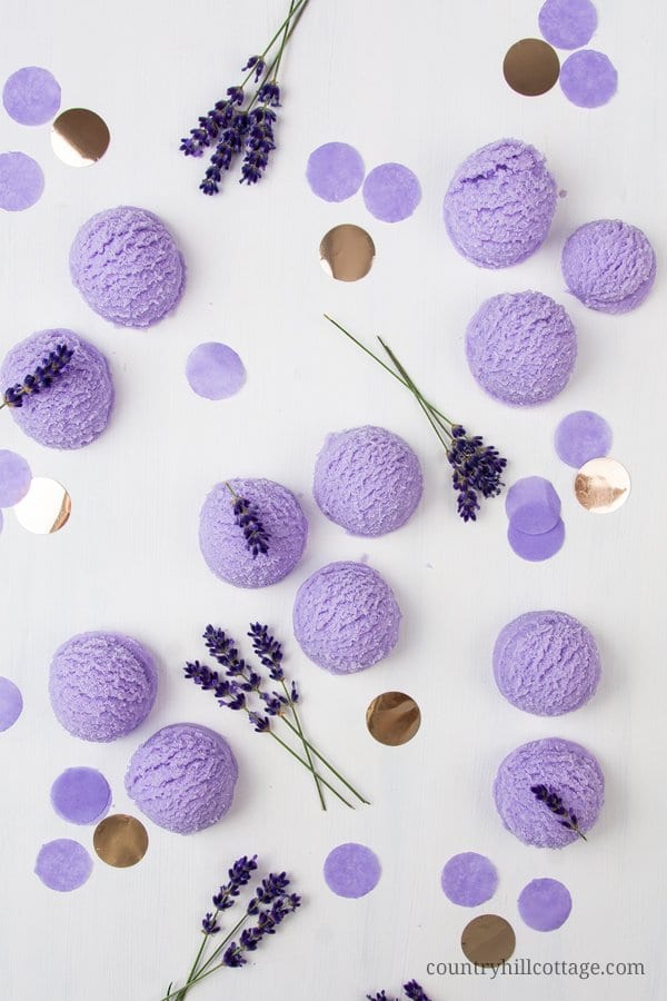 Learn how to make DIY lavender bubble bath bars scoops for a spa experience! Made with essential oils, citric acid, baking soda, moisturising cocoa butter, coconut oil and an ice cream scoop, these DIY bath truffles soften the skin, relaxes your senses and create long-lasting bubbles. This solid bubble bar recipe is easier to make than bath bombs and a great homemade gifts idea. Tutorial with step-by-step instructions. #bathtruffle #bathbomb #bubblebar #essentialoils | countryhillcottage.com