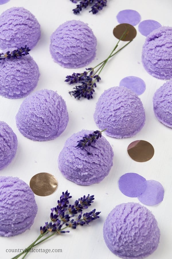 Learn how to make DIY lavender bubble bath bars scoops for a spa experience! Made with essential oils, citric acid, baking soda, moisturising cocoa butter, coconut oil and an ice cream scoop, these DIY bath truffles soften the skin, relaxes your senses and create long-lasting bubbles. This solid bubble bar recipe is easier to make than bath bombs and a great homemade gifts idea. Tutorial with step-by-step instructions. #bathtruffle #bathbomb #bubblebar #essentialoils | countryhillcottage.com
