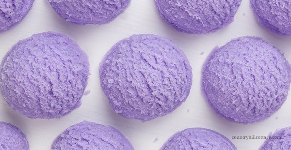 Learn how to make DIY lavender bubble bath bars scoops for a spa experience! Made with essential oils, citric acid, baking soda, moisturising cocoa butter, coconut oil and an ice cream scoop, these DIY bath truffles soften the skin, relaxes your senses and create long-lasting bubbles. This solid bubble bar recipe is easier to make than bath bombs and a great homemade gifts idea. Tutorial with step-by-step instructions. #bathtruffle #bathbomb #bubblebar #essentialoils | countryhillcottage.com