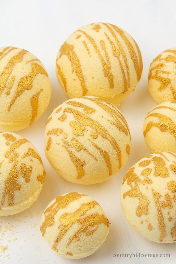 Enjoy a hydrating bath with these relaxing DIY moisturising bath bombs! The easy and natural bath bomb recipe, made with cocoa butter, milk powder, honey powder, and scented essential oils, will leave your skin supple and soft. Homemade milk and honey bath fizzies to improve skin health and improve the beauty of the skin. Learn how to make DIY bath bombs without cornstarch. #bathfizzy #milkbath #bathbomb #DIYbathbomb #DIYbeauty #DIYbath #lushbathbomb #essentialoils | CountryHillCottage.com