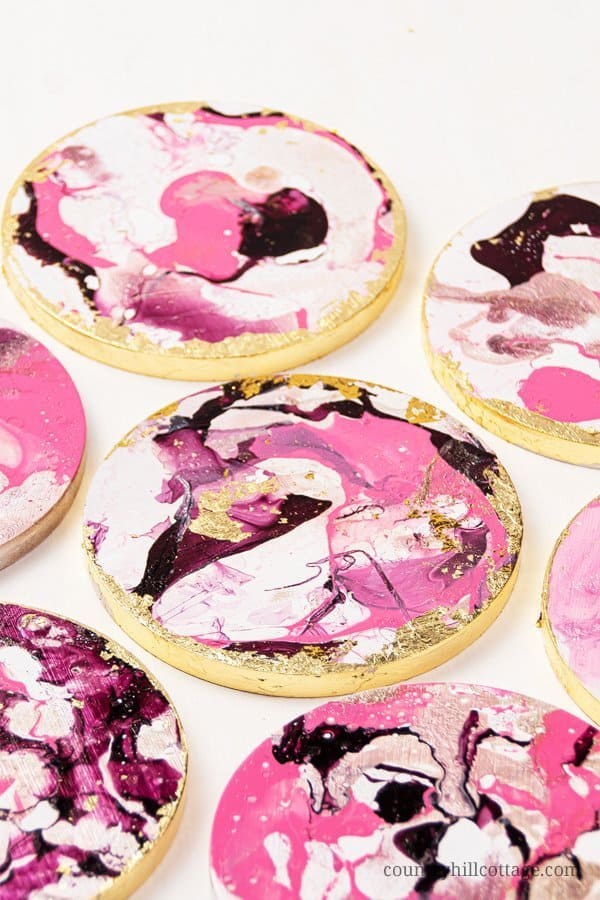 Learn how to make beautiful round gold marble DIY coasters that look like Anthropologie agate coasters! Cute homemade coasters are fun and easy and make a stunning handmade gift for friends and family. The modern handmade coasters are painted with nail polish and are finished in no time. This simple DIY project can be made with wooden coasters or ceramic tiles. A great craft for adults and kids, unique & elegant home decor! #coasters #marble #DIYcoaster #diy #agate | countryhillcottage.com