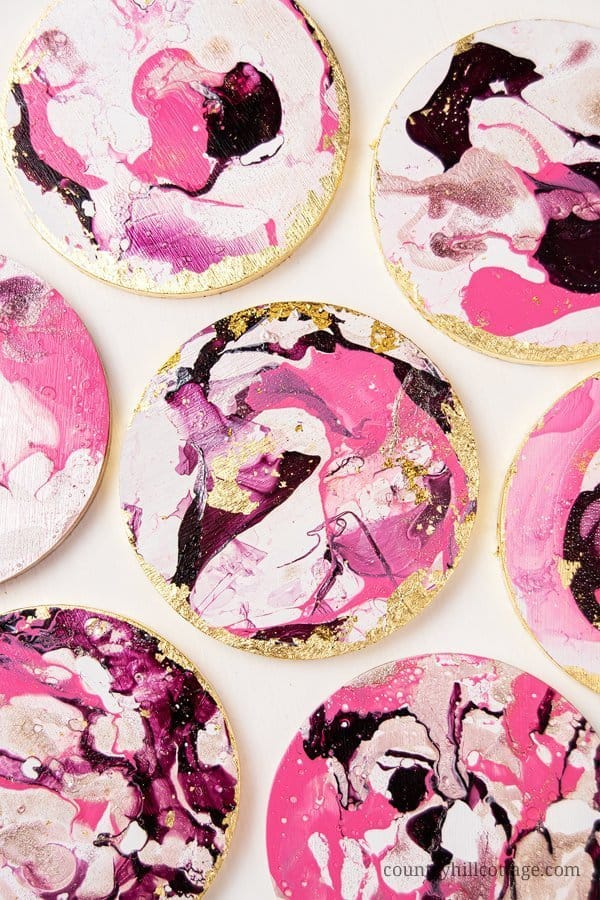Learn how to make beautiful round gold marble DIY coasters that look like Anthropologie agate coasters! Cute homemade coasters are fun and easy and make a stunning handmade gift for friends and family. The modern handmade coasters are painted with nail polish and are finished in no time. This simple DIY project can be made with wooden coasters or ceramic tiles. A great craft for adults and kids, unique & elegant home decor! #coasters #marble #DIYcoaster #diy #agate | countryhillcottage.com