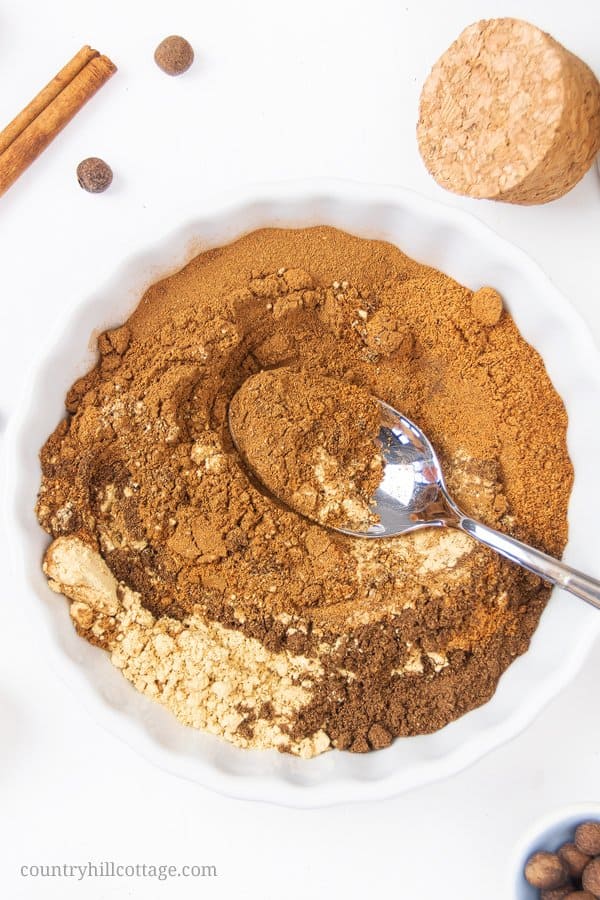 How to make pumpkin pie spice: Evoke the taste of autumn with homemade pumpkin pie spice, an aromatic mix of cinnamon, ginger, nutmeg and allspice. This warm DIY spice blend recipe adds fall flavor to seasonal baking and desserts, from latte to cookies, cakes, syrup, coffee and muffins. Quick and easy, pumpkin spice can be made without allspice too. Vegan, gluten free, grain free, low carb, paleo & keto friendly. #pumpkinspice #pumpkinpiespice #spiceblend #baking #fall | countryhillcottage.com
