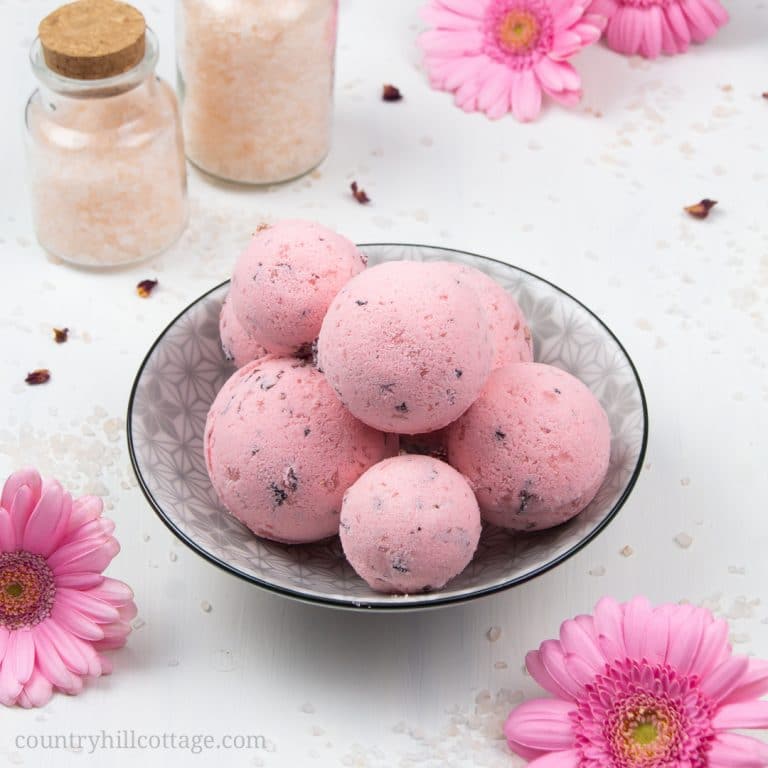 Whether you need at-home relaxation or want to jazz up bath time, easy fizzy DIY Himalayan salt bath bombs are a true wellness treat. Made with skin-smoothing shea butter and soothing essential oils, the simple homemade moisturizing bath fizzies are the best way to enjoy the balancing effects of a salt bath and benefits of aromatherapy. Lush inspired natural bath bomb recipe (no cornstarch, without corn starch) and natural scents. #bathbomb #aromatherapy #essentialoils | countryhillcottage.com