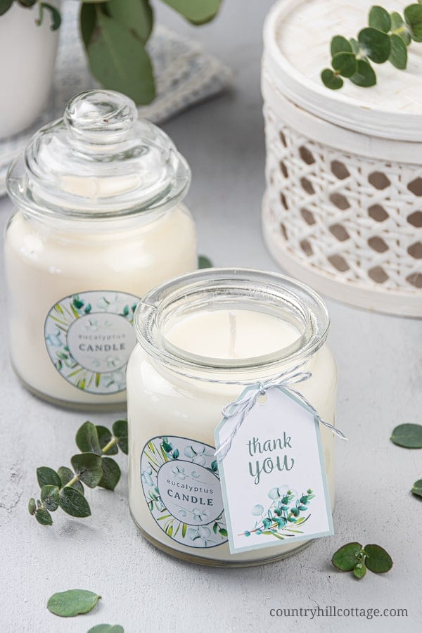 How to make the best DIY eucalyptus candles in glass mason jar with soy wax and scented with essential oils! The homemade hand poured eucalyptus candle has a natural fragrance and many benefits, improving air quality and promoting relaxation. This handmade aromatherapy candles recipe is a unique decoration and comes with free printable design labels for gift packaging. Includes tips for containers, wicks and more ideas. #diycandle #soycandle #essentialoil #eucalyptus | countryhillcottage.com